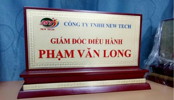 Biển chức danh 2 mặt tam cấp