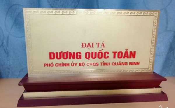 Biển chức danh đồng dày