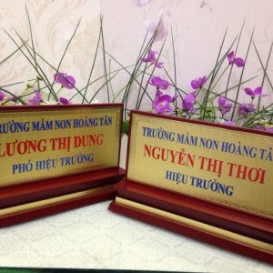 Làm biển chức danh để bàn ở Hà Nội